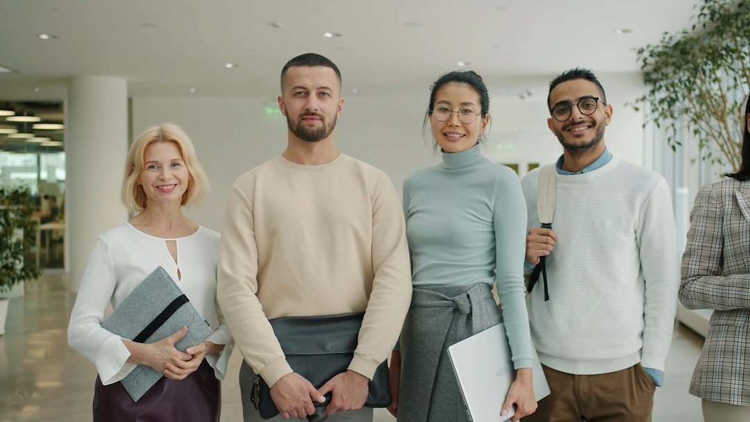 Equipe de pequena empresa discutindo estratégia de preços